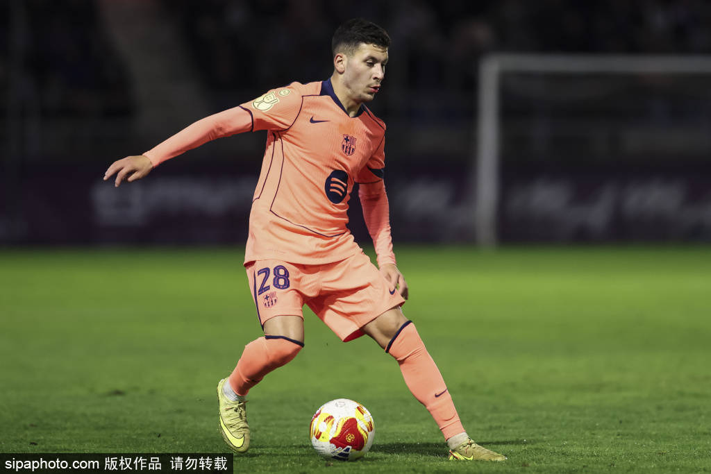 米兰与科莫争抢巴萨新星昆卡:法甲报价的背后故事与未来展望